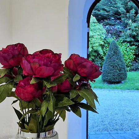 Large & Magnificent House In Landscaped Gardens Feriehus
