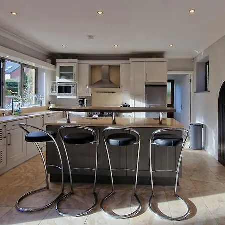 Feriehus Large & Magnificent House In Landscaped Gardens *