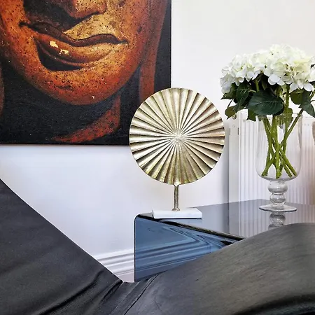 Large & Magnificent House In Landscaped Gardens Hébergement de vacances Dublin