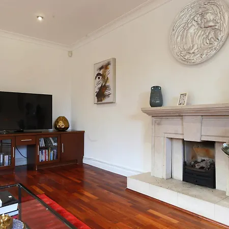 Hébergement de vacances Large & Magnificent House In Landscaped Gardens