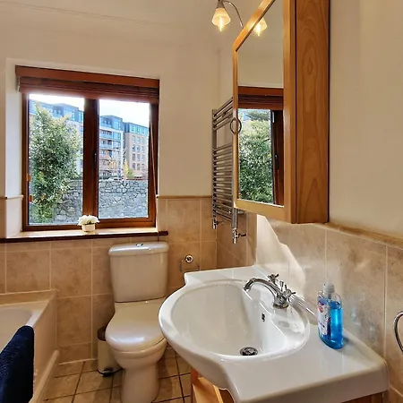 Large & Magnificent House In Landscaped Gardens *