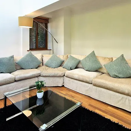 בית נופש Large & Magnificent House In Landscaped Gardens *